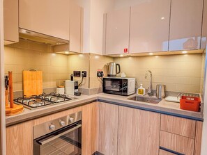 Microwave, oven, stovetop - 2BR Burj Khalifa & Park Views (Dubai)