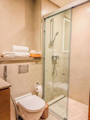 Shower, hair dryer, bidet, towels - 2BR Burj Khalifa & Park Views (Dubai)