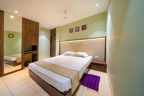 Desk, laptop workspace, free WiFi - Hotel Dolphin Puri (Puri)