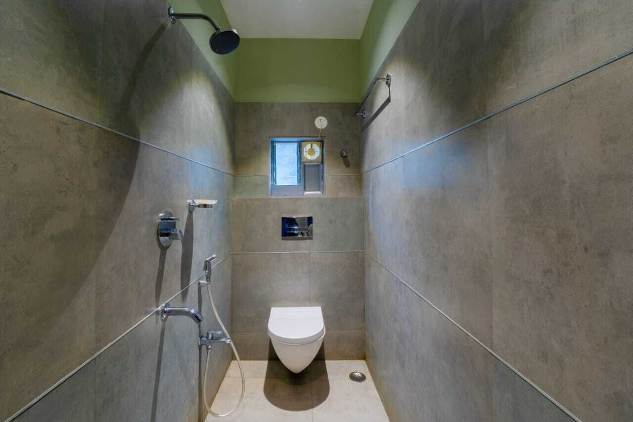 Een douche, handdoeken, zeep, shampoo