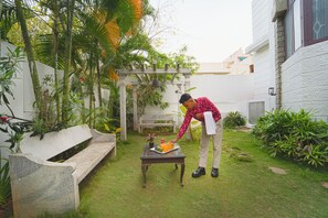 Outdoor dining - Alaya Stays Royal Valora 5BHK villa (Bengaluru)