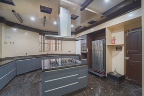 Deluxe Villa, Garden View | Private kitchen - Alaya Stays Royal Valora 5BHK villa (Bengaluru)