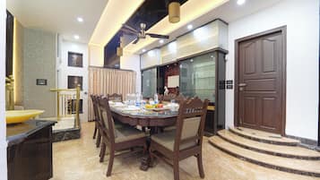 Deluxe Villa, Garden View | Dining