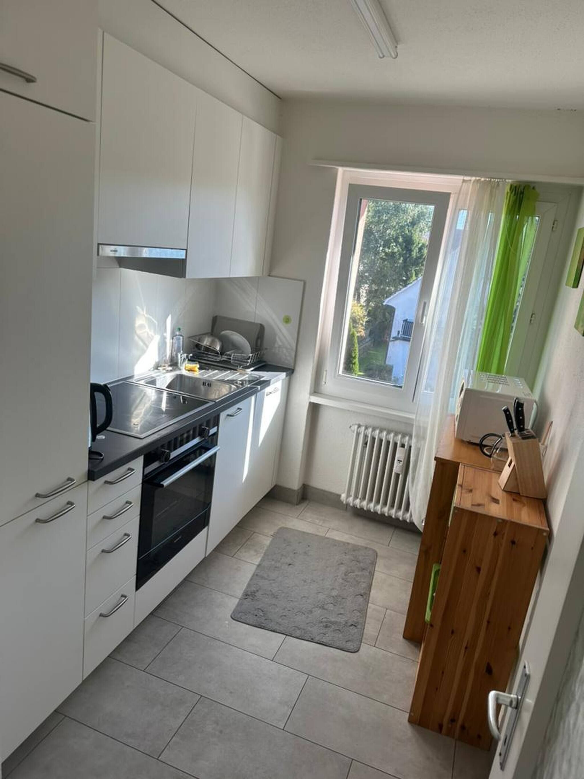 Frigorífico, placa de cocina, lavavajillas y cafetera o tetera
