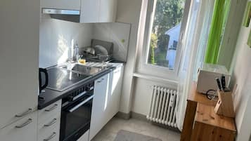 Frigorífico, placa de cocina, lavavajillas y cafetera o tetera