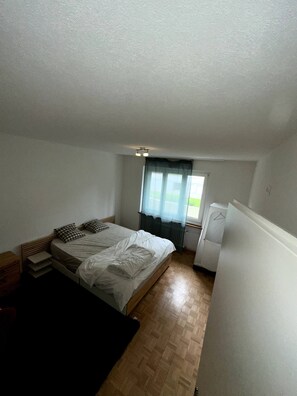 2 bedrooms, iron/ironing board, Internet, bed sheets