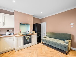 TV - 3 bedroom accommodation in Lincoln (Lincoln)