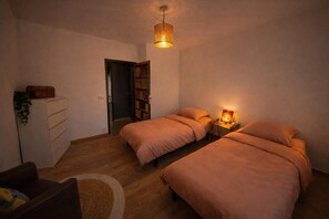 A bedroom with two beds, a dresser, a bookshelf, and a hanging light fixture. - Luxury villa Lilly Aaron swimming pool and lake of sainte croix (Artigues)