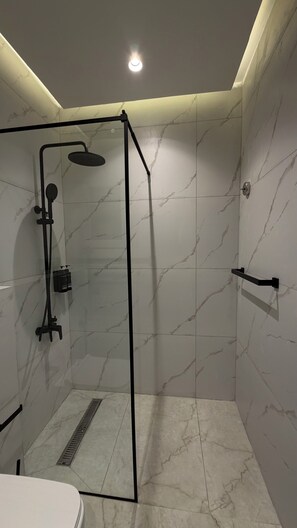 Shower, towels - 008s tara-JRE Jabal Al Lweibdeh with stunning view (Amman)