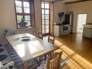 A dining area with a table, chairs, and a window. - Apartment 'Alter Weserhof Forst' with Private Garden and Balcony (Bevern)