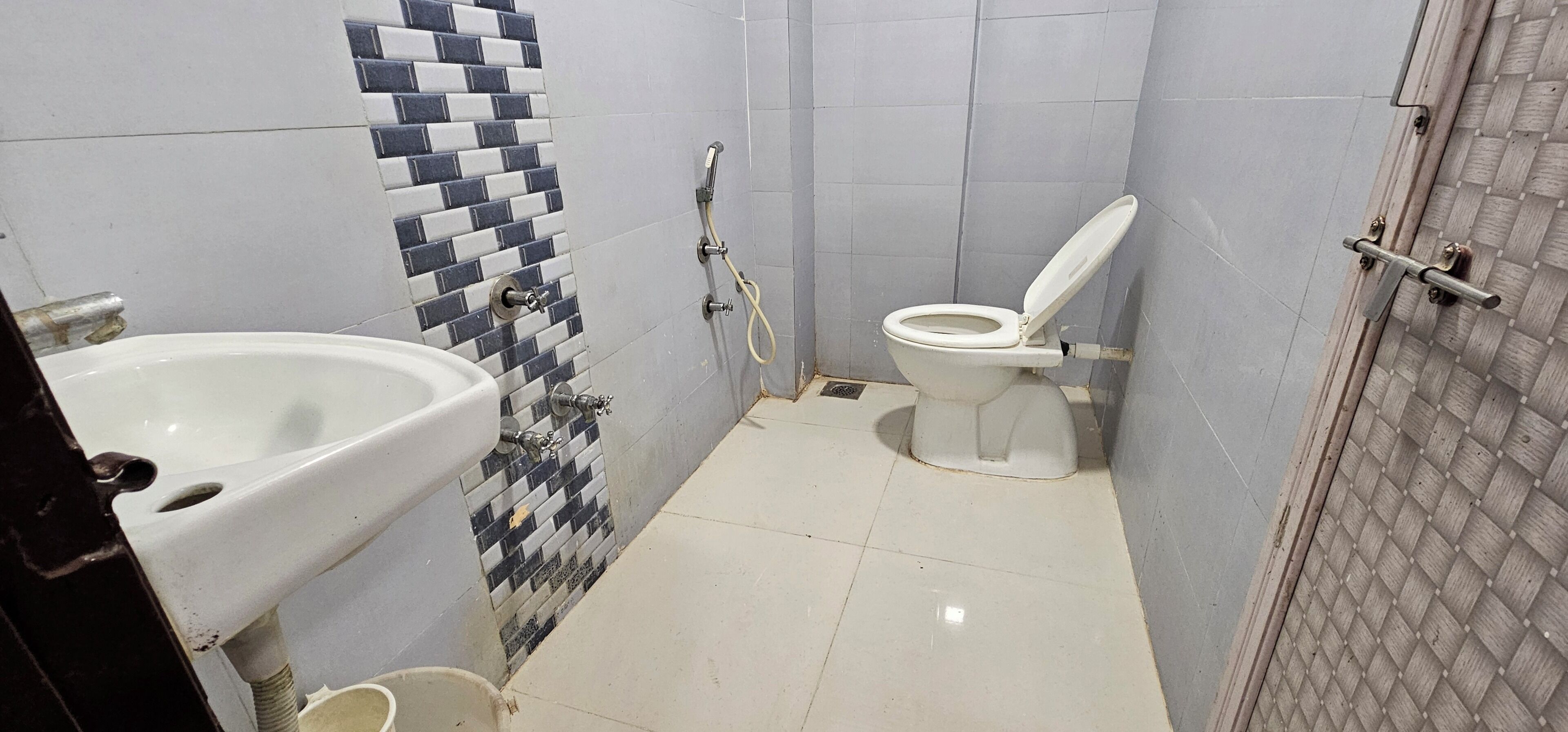Habitación Deluxe doble, vistas a la ciudad | Baño | Artículos de higiene personal gratuitos, zapatillas, toallas y jabón