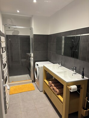 Shower, hair dryer, toilet paper - Bamboo spacious apartment a stone's throw from Calvi beach (Calvi)