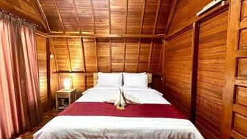 Deluxe Cabin, 1 Queen Bed, Air conditioning, Lake View | Iron/ironing board, free WiFi