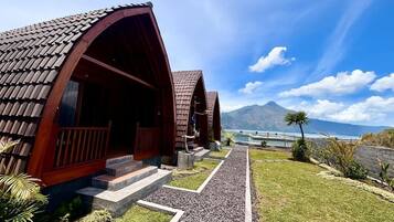 Deluxe Double Room, 1 Queen Bed, Air conditioning, Courtyard View | Property grounds