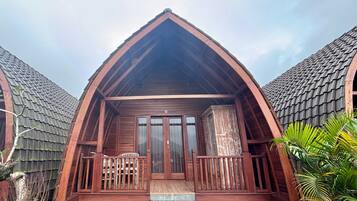 Deluxe Cabin, 1 Queen Bed, Air conditioning, Lake View | Balcony