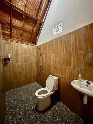 디럭스 더블룸, 퀸사이즈침대 1개, 에어컨, 마당 전망 | 욕실