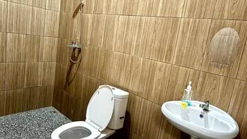 Deluxe tweepersoonskamer, 1 queensize bed, airconditioning, uitzicht op binnenplaats | Badkamer