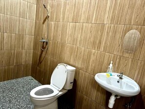 Kamar Double Deluks, 1 Tempat Tidur Queen, AC, pemandangan halaman | Kamar mandi