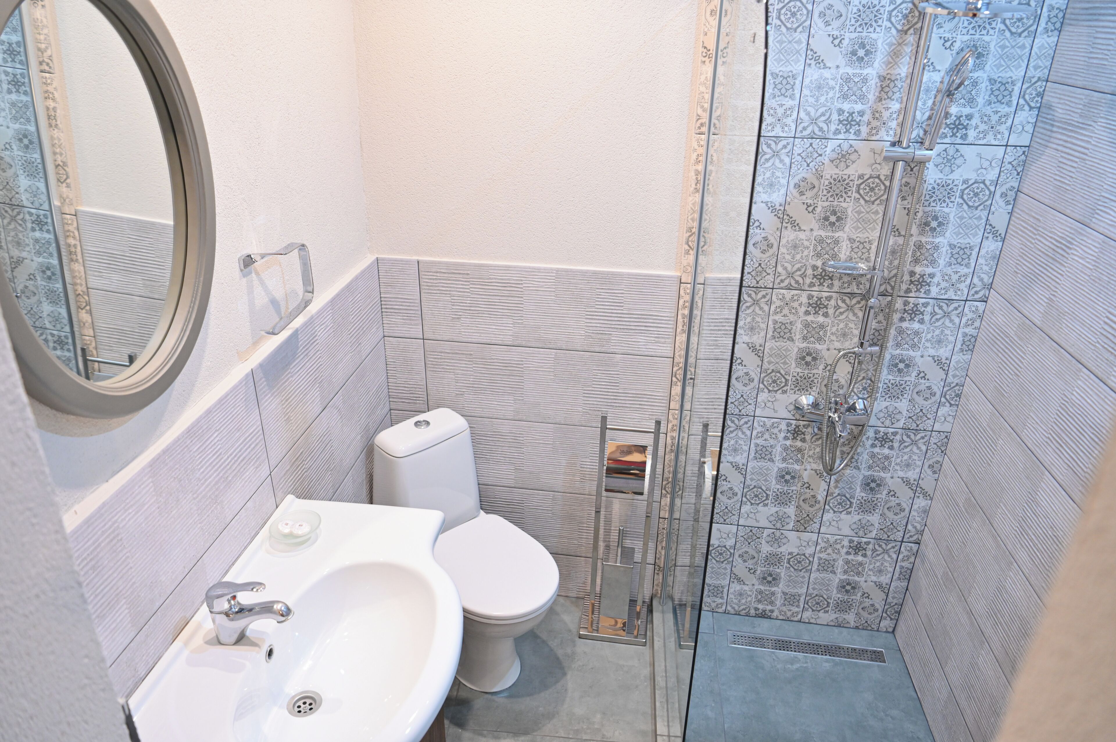Un bagno con servizi igienici, lavandino e doccia.