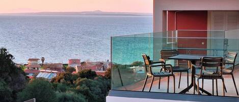 Deluxe-sviitti, parveke, merinäköala | Näkymä rannalle/valtamerelle