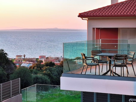 Deluxe-Suite, Balkon, Meerblick | Strand-/Meerblick. Aelia Luxury Apartments & Pool