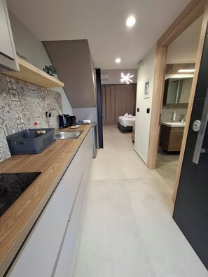 Deluxe Suite, Balcony, Sea View | Private kitchenette - Aelia Luxury Apartments & Pool (Skafidia)