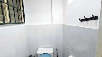 Bruser, hårtørrer, bidet, håndklæder