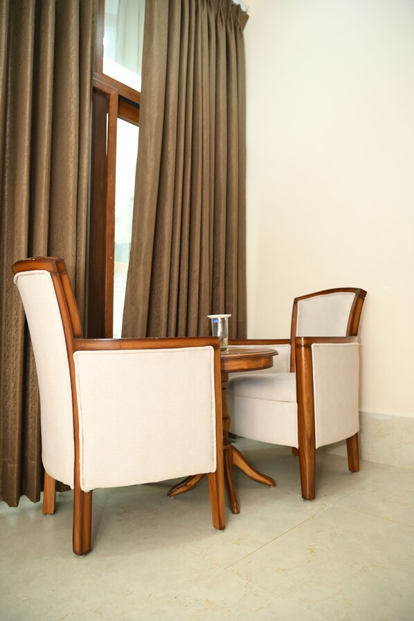 スーペリア ダブルルーム キングベッド 1 台 バルコニー シティビュー | 内装