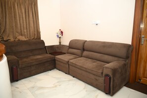 Living area - Srikhetrabandhu Guest House (Puri)