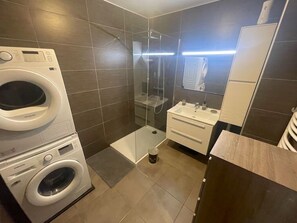 Shower, hair dryer, towels, soap - Apartment porticcio 300 Meter from the beach (porticcio.)