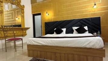 Deluxe Triple Room, Air conditioning | Hypo-allergenic bedding, desk, soundproofing, free WiFi