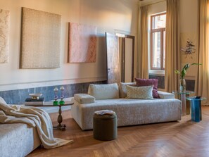 TV - Venetian Dream Apartment with Frescoes and Enchanting Views (Venecia)