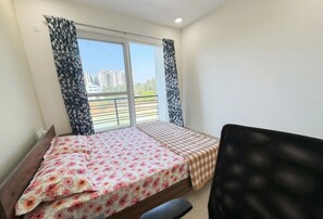 1 bedroom, iron/ironing board, Internet, bed sheets - Balcony Deluxe Room with Washroom & Workstation inside a 4BHK Apartment (Bengaluru)