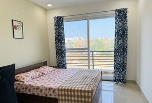 1 bedroom, iron/ironing board, Internet, bed sheets - Balcony Deluxe Room with Washroom & Workstation inside a 4BHK Apartment (Bengaluru)