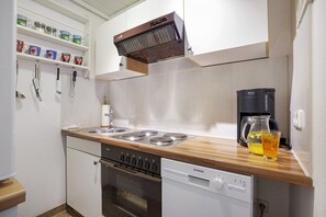 Een oven, een vaatwasser, een kinderstoel