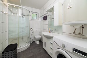 Shower, towels, soap - Modern vacation home with pool, WiFi, barbecue (Grižane-Belgrad)
