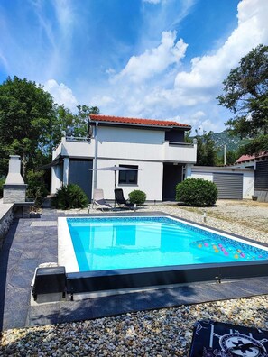 Outdoor pool - Modern vacation home with pool, WiFi, barbecue (Grižane-Belgrad)
