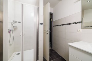 Shower, towels, soap - Modern vacation home with pool, WiFi, barbecue (Grižane-Belgrad)