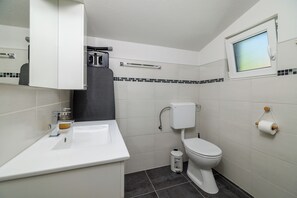 Shower, towels, soap - Modern vacation home with pool, WiFi, barbecue (Grižane-Belgrad)