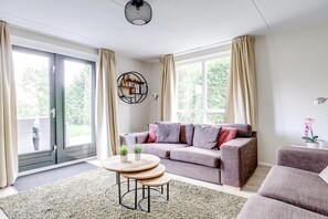 Smart TV - Scenic Lakeview Cottage for 6 (Ewijk)