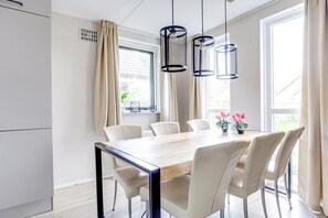 Dining - Scenic Lakeview Cottage for 6 (Ewijk)