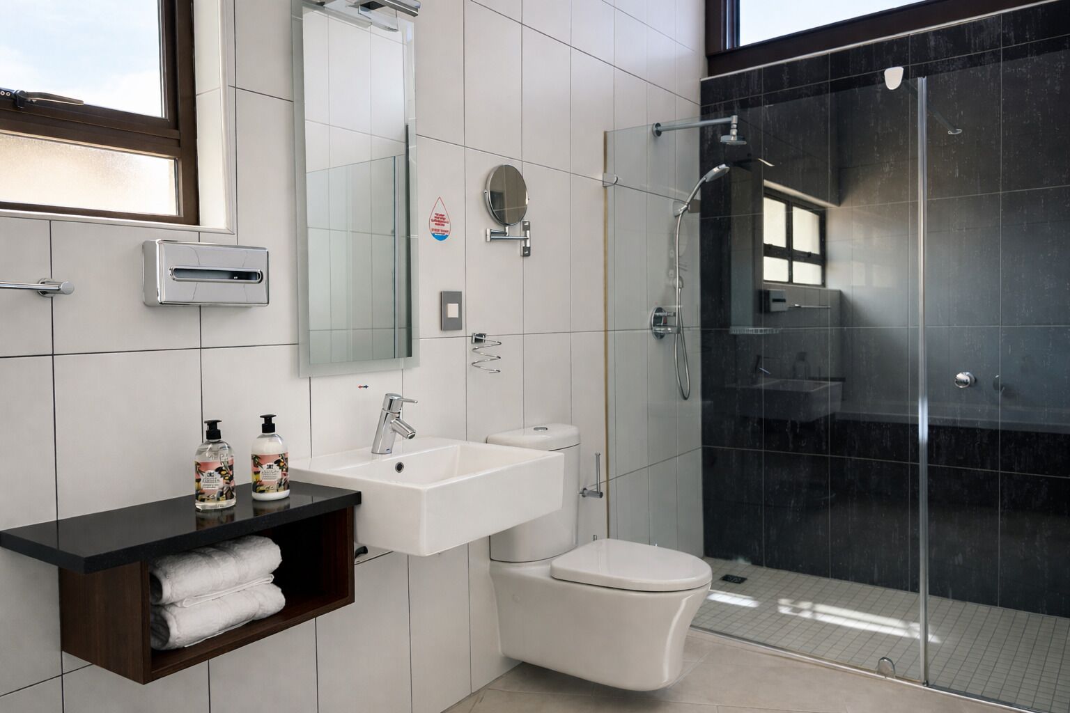 Suite Premium | Salle de bain | Serviettes fournies, savon, shampoing, papier toilette