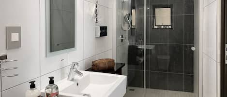 Family Room | Bathroom | Towels, soap, shampoo, toilet paper