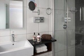 Habitación de lujo con 2 camas individuales | Baño | Toallas, jabón, champú y papel higiénico
