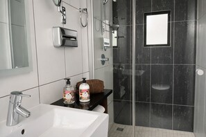 Habitación de lujo doble | Baño | Toallas, jabón, champú y papel higiénico