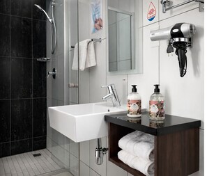Habitación clásica con 2 camas individuales | Baño | Toallas, jabón, champú y papel higiénico