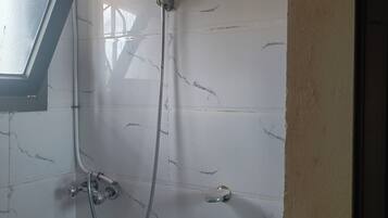 Serviettes fournies, savon, papier toilette