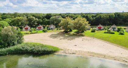 Detached Lakeside Bungalow for 6
