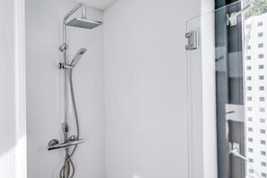 Shower - Detached Lakeside Bungalow for 6 (Ewijk)