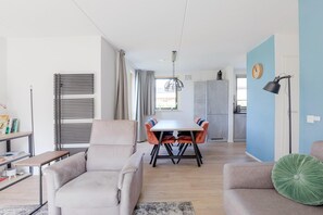 Living area - Quiet Forest Park Cottage in Ewijk (Ewijk)